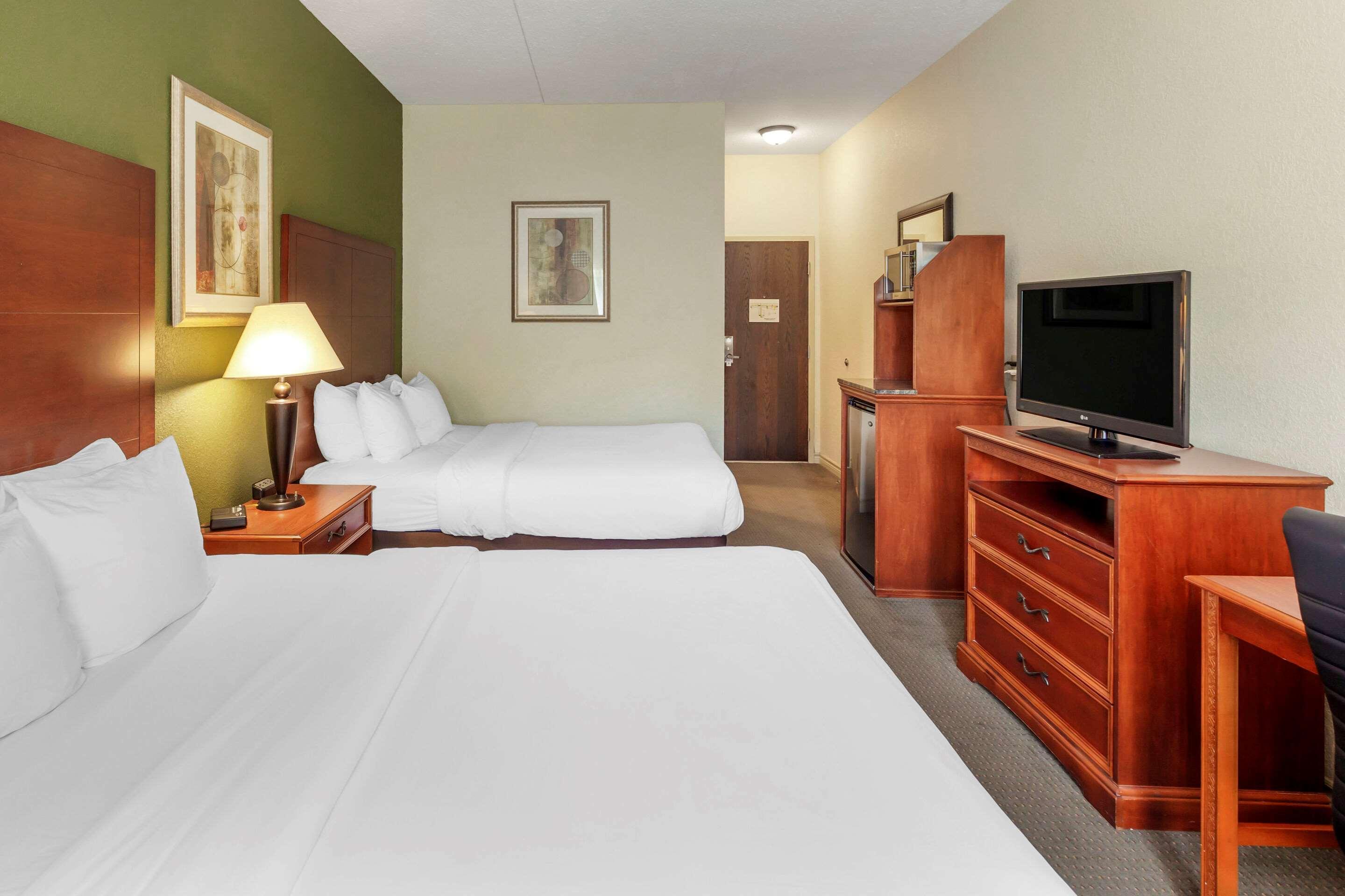 Comfort Inn & Suites Thousand Islands Harbour District Gananoque Esterno foto